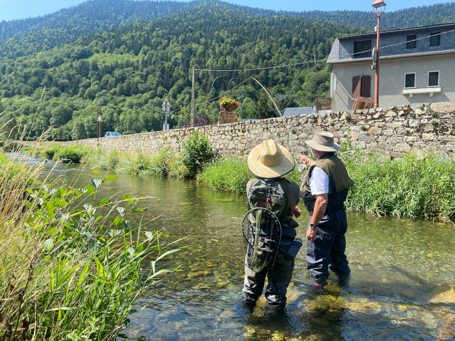 Un guide de pêche et son élève lors d'une initiation de pêche à la mouche